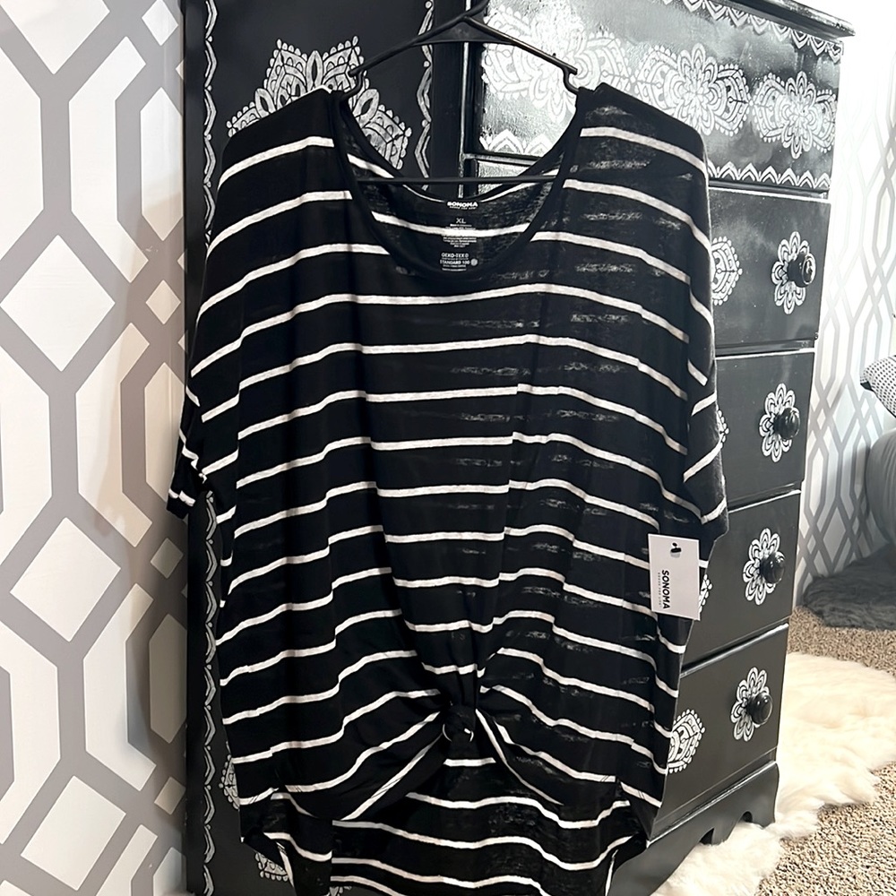 XL black and white striped knotted front short sleeve shirt